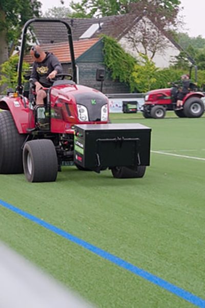 Van-Gennip-De-elektrische-compact-tractoren-bevallen-goed-kopieren